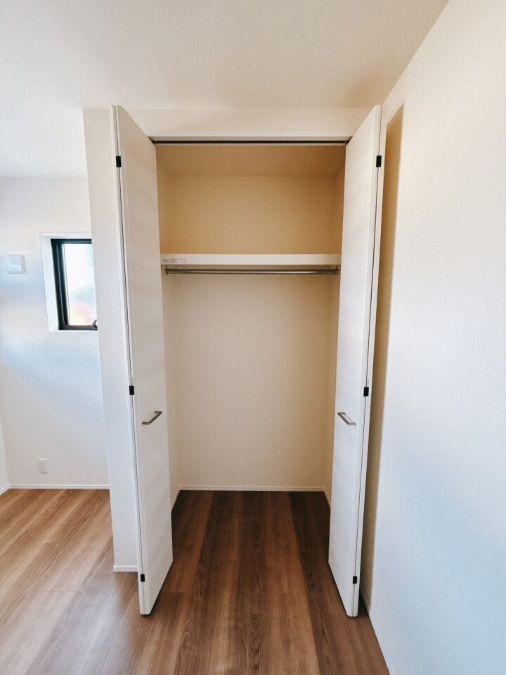 扉付きのクローゼットは中を隠せるため、生活感を抑えた洗練された印象を保ちやすいです。