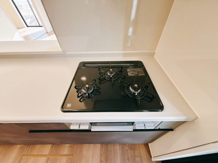 三口コンロは強火、中火、弱火を使い分けて、それぞれに適した調理ができます。