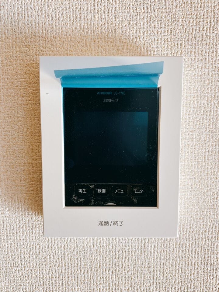 モニター付きインターホンはドアを開ける前にモニターで訪問者の顔を確認できるため、安全性が向上します。