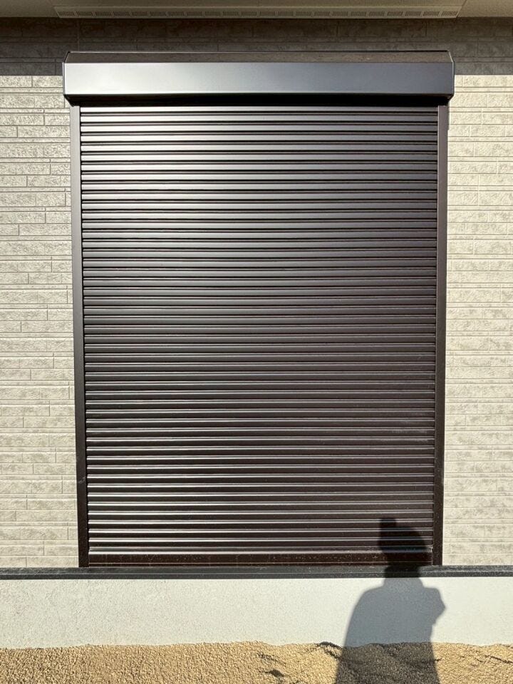 雨戸とシャッターを組み合わせることで、強風や大雨などの悪天候にもより効果的に対応できます。家屋の保護能力が向上します。