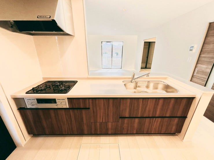 システムキッチンは調理に必要な道具を最小限の動きで取り出せるよう、使い勝手も工夫されており、収納力と収納のしやすさを同時に備えています!