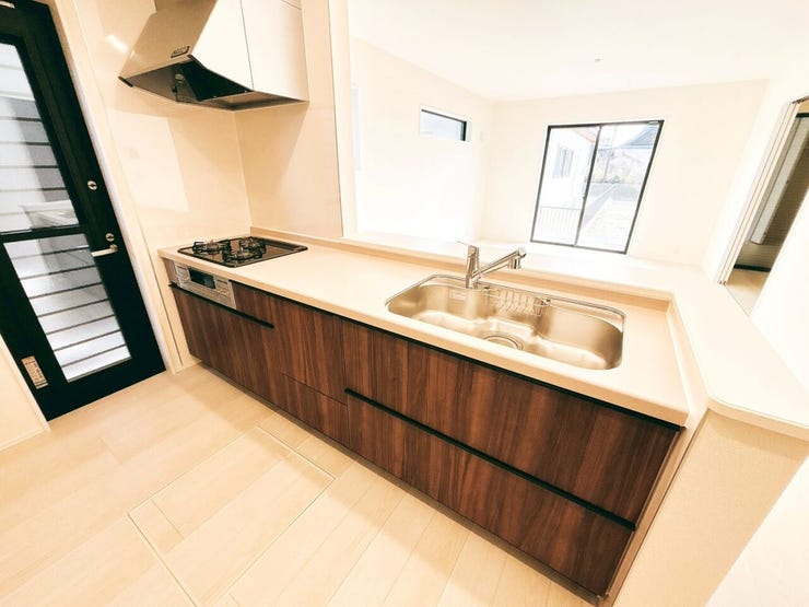 カウンターキッチンはリビング・ダイニングにいる家族の様子を見ながら調理できるのでお子様がいるご家庭にもおすすめです♪