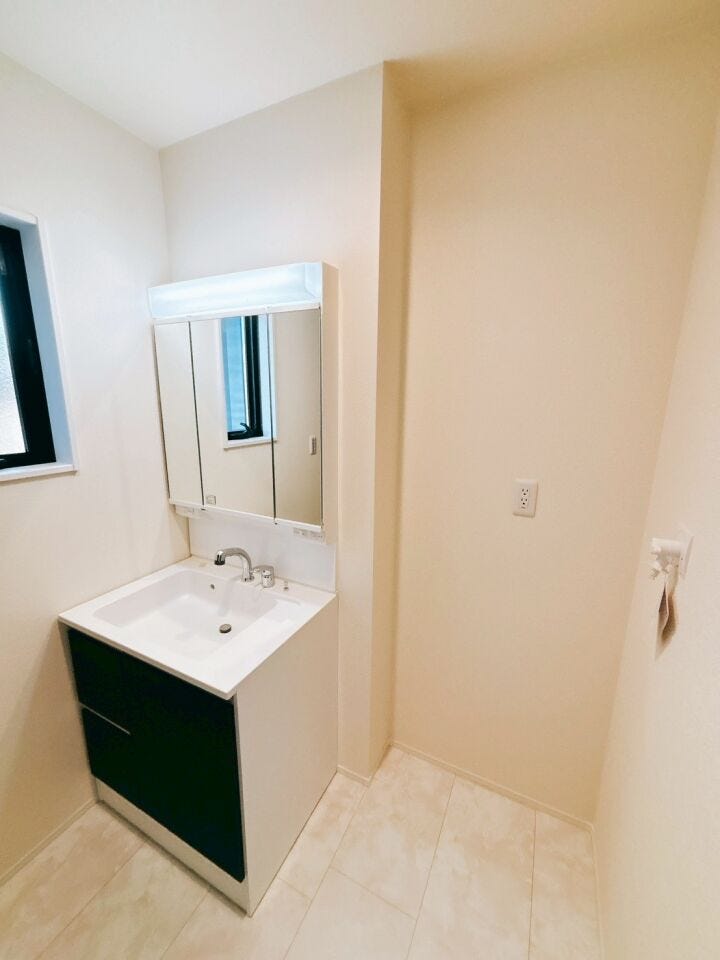 洗面所に窓があることで換気がしやすく、日中は照明がなくても十分な明るさを確保できます!