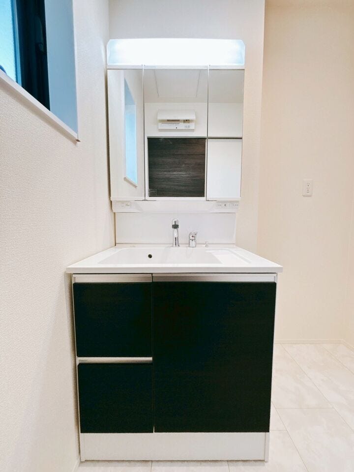 三面鏡付き洗面台は鏡の裏に大容量の収納があり、収納物を隠すことが出来ます!