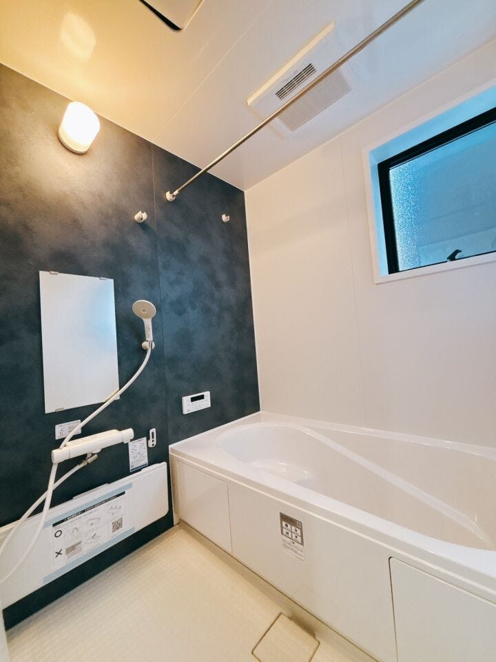 浴室に物干し竿があるため室内で洗濯物を干すことができ、 雨の日や寒い季節など、外に干すことが難しい場合に重宝します。