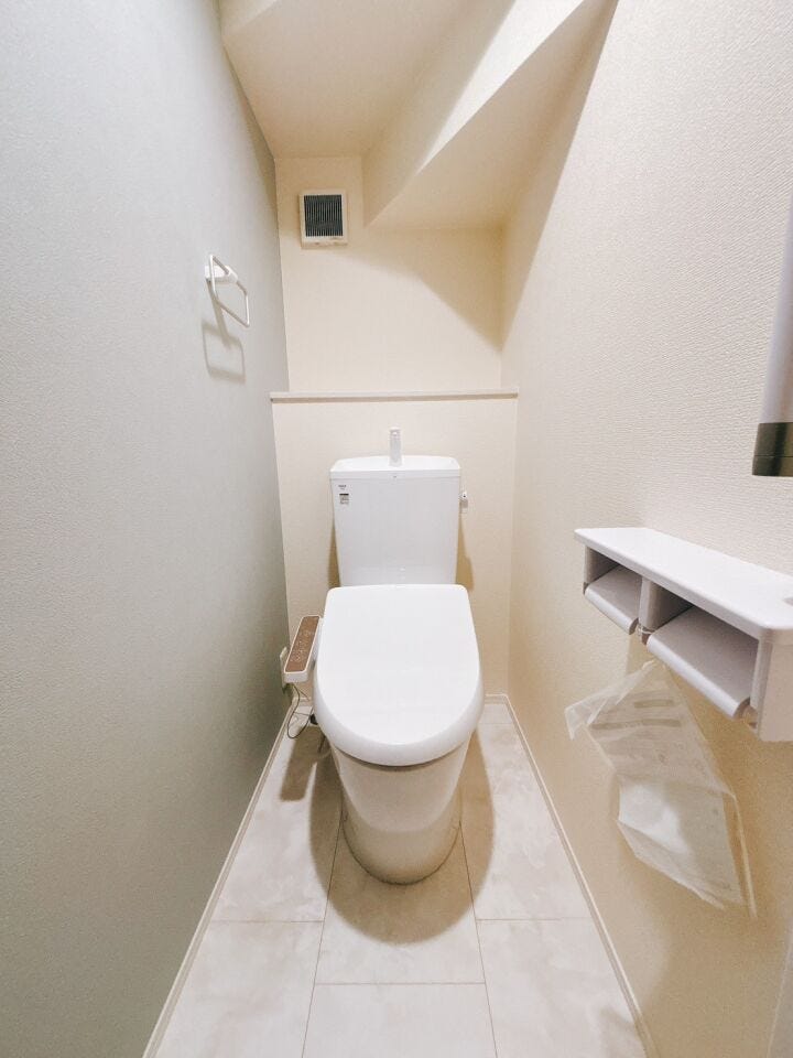 温水洗浄便座はトイレットペーパーの使用量を減らせるため、肌への負担が軽減され、特に敏感肌の方に適しています!