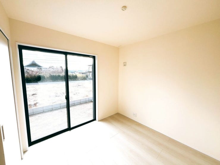 コンパクトなデスクとチェアを置いて、自宅での作業や勉強のための集中スペースにもなります。