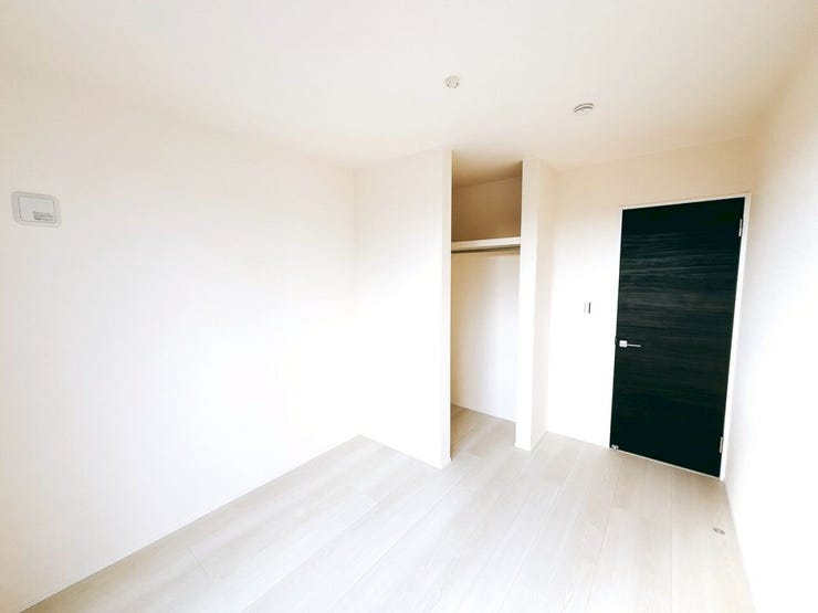 部屋の広さが適度なため、家具の配置やインテリアデザインがしやすく、狭すぎず広すぎない居心地の良い空間を作れます。