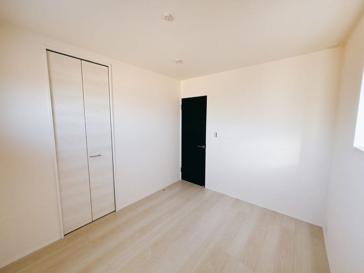 家庭内であふれがちな季節物やストック品をまとめて収納するスペースにもなります。