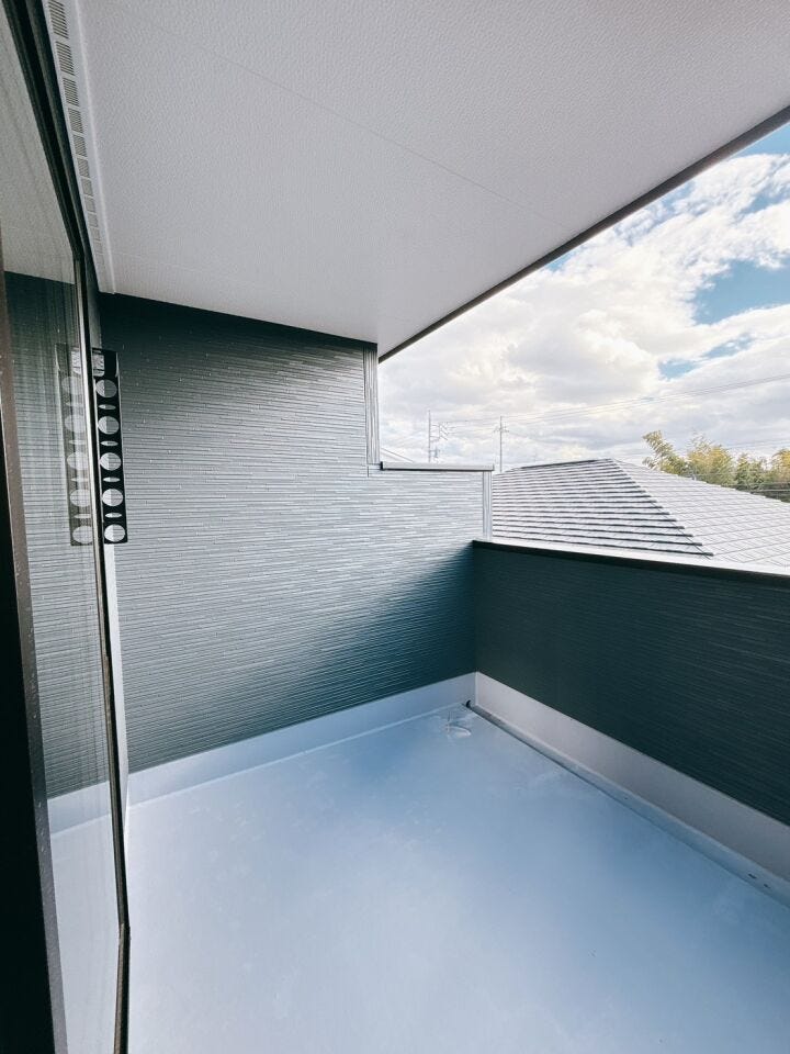 南向きのバルコニーは太陽光をたっぷりと受けられるため、洗濯物が乾きやすく、室内に明るさをもたらします。