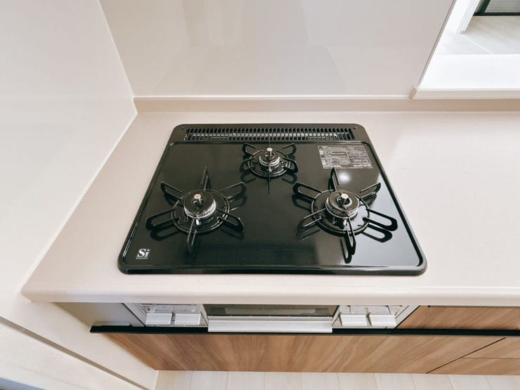 三口コンロは強火、中火、弱火を使い分けて、それぞれに適した調理ができます。