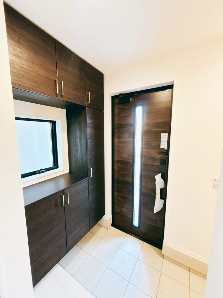 ガラス付きの玄関ドアはガラス部分から自然光が入るため、玄関が明るくなり、日中は照明を使わずに済むこともあります。