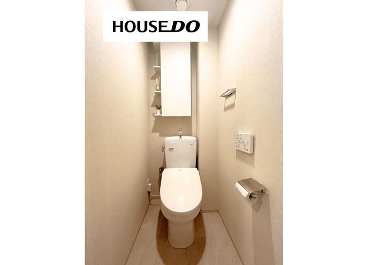 上品なデザインのトイレ♪収納棚もあり生活感を隠せます!