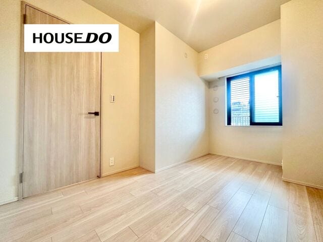 5.6帖洋室はスリガラス窓が有り、プライベートとを守りながら採光が取れます♪