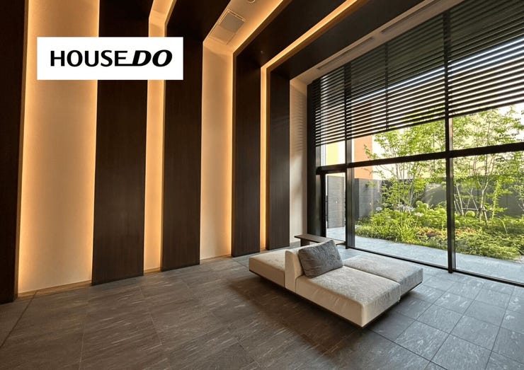 緑の植栽が眺めるロビーです♪