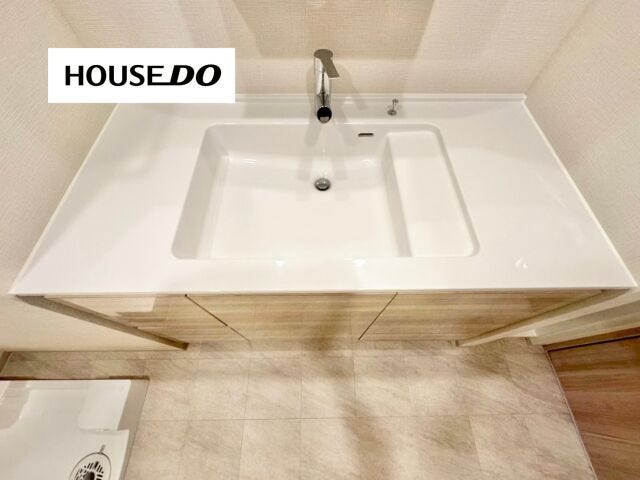 広々洗面台で手や顔が洗いやすい◎フラットで掃除もラクラク♪