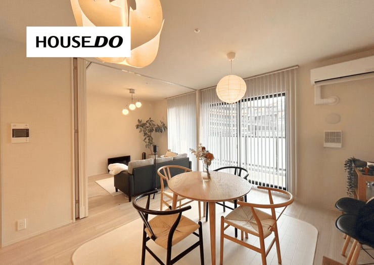 大きな窓から明るい陽射しが差し込むリビングダイニング。開放的な空間設計で、家族みんながくつろげる住まいです◎
バーチカルブラインドも付いてきます!
※売主様の家具付き写真