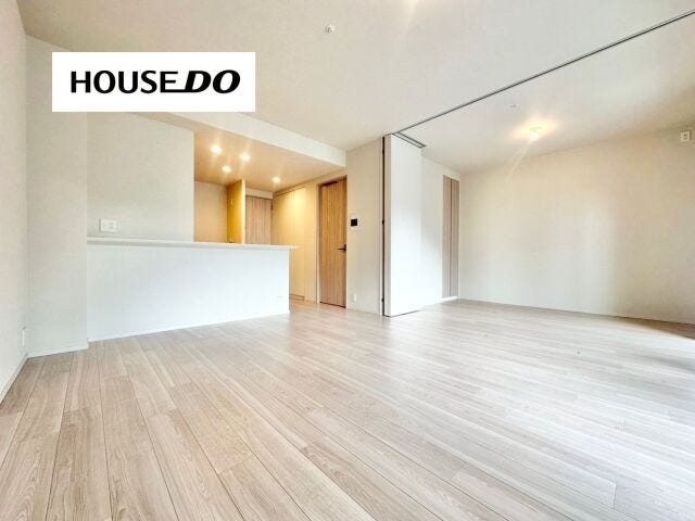 【居間・リビング】
5.2帖の洋室は仕切りを無くしていますが、閉ざしてプライベート空間にも出来ますよ♪