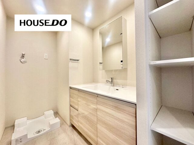 広々洗面台で手や顔が洗いやすい◎フラットで掃除もラクラク♪