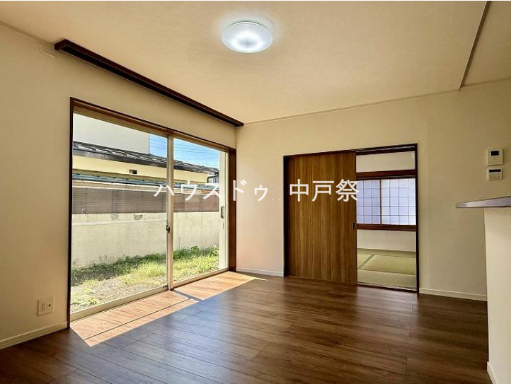 リビング横の和室はお昼寝屋・小さいお子様の遊び場に(^^♪