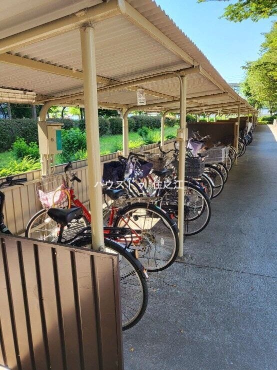 ★屋根付きの駐輪場ですので雨の日も安心。サドルが濡れる事も無いですね!