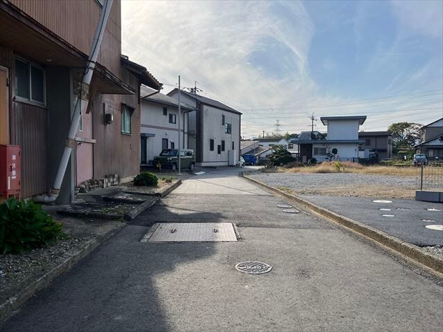 幅員約2.1mの前面道路です。セットバックが必要な道路となります。大型車が入ってこれないので、騒音などの心配はありません。(2025年11月7日 撮影)