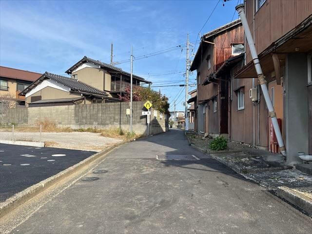 幅員約2.1mの前面道路です。セットバックが必要となりますが、緊急車両なども入ってこれるようになるので災害時にも安心ですね。(2025年11月7日 撮影)