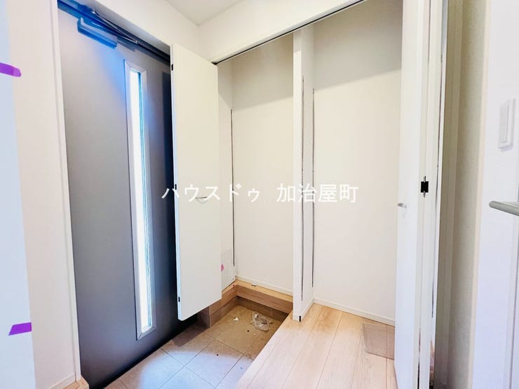 3口のガスコンロ、浄水器付蛇口装備のシステムキッチン採用。