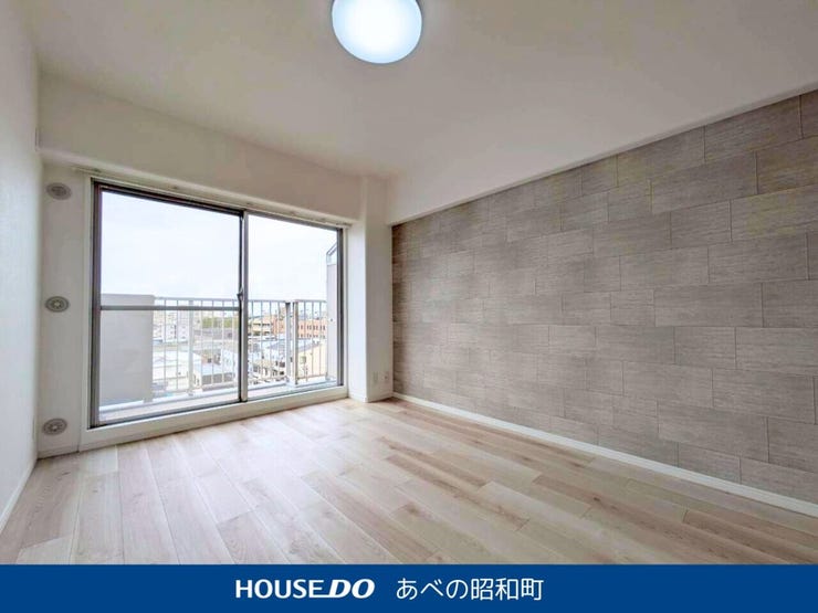 リビング横の洋室。アクセントクロスがポイント。