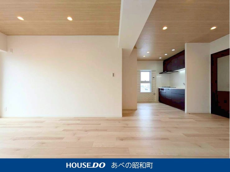 【外観】
リビング・ダイニング・キッチンがひとつにつながった広々空間。
家族の会話が弾むオープンな設計で、
大きなソファもダイニングテーブルもゆったり配置できます。