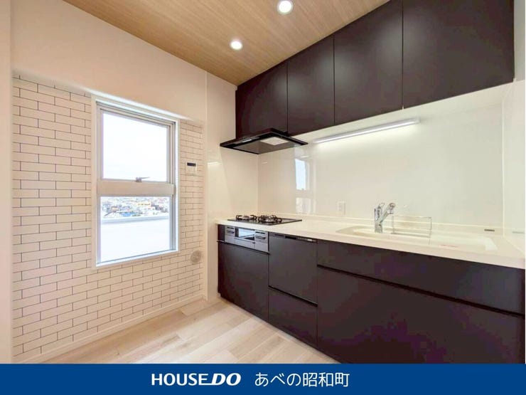 清潔感があり、どんなインテリアにも自然に調和します。
広めの作業スペースと収納が確保されており、毎日の料理時間がより快適でスムーズに。