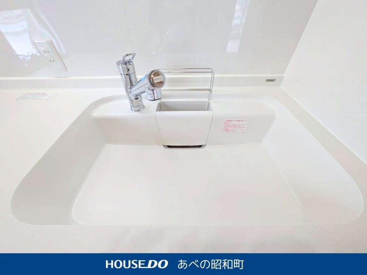 白いシンクとワークトップが印象的なシステムキッチン。
キッチン全体が明るく清潔な印象に仕上がり、お料理の時間も気分が上がります!