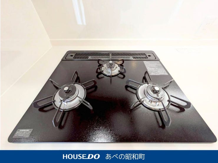 3口コンロで同時調理もスムーズに。
広々とした作業スペースと収納を備え、デザインだけでなく使いやすさにもこだわったキッチンです。