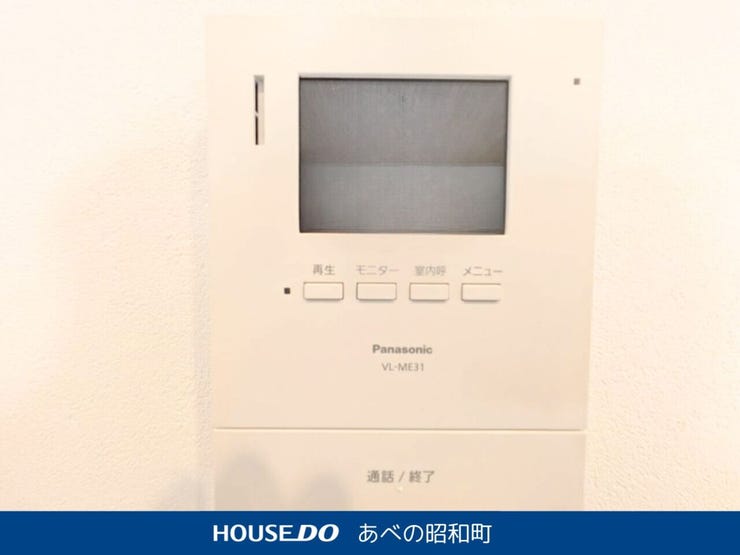 日々の暮らしに安心をプラスする、モニター付きインターホンを設置。訪問者の顔を確認してから応対できるので、お子様の留守番や夜間の来客時も安心です。