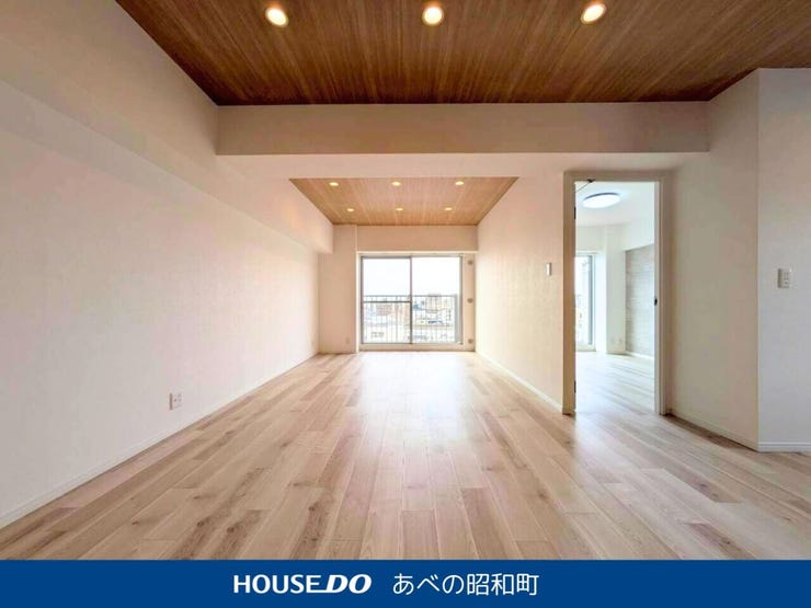 大きな窓からたっぷり自然光が差し込む、明るく心地よいリビング。
ベランダに面しているので、窓を開けると爽やかな風が通り抜けます。