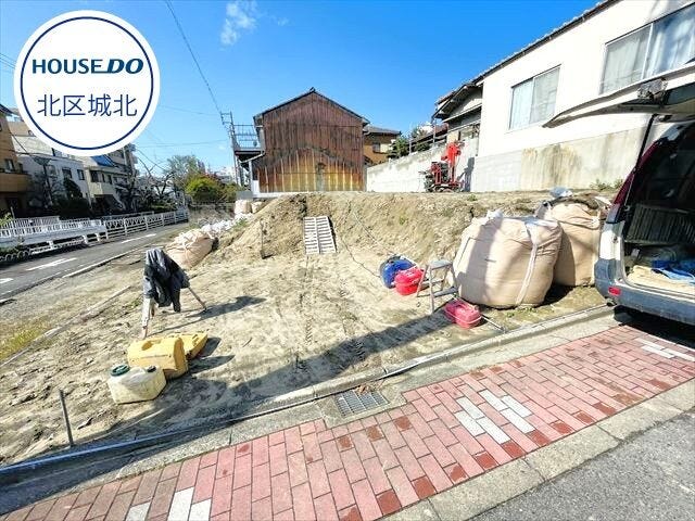 【外観】
名古屋市北区川中町に4LDKの新築一戸建ての登場です。2階に4居室を確保し、家族それぞれのプライベート空間を実現。開放感たっぷり、広さと明るさの18.4帖リビングが魅力的なお家です。