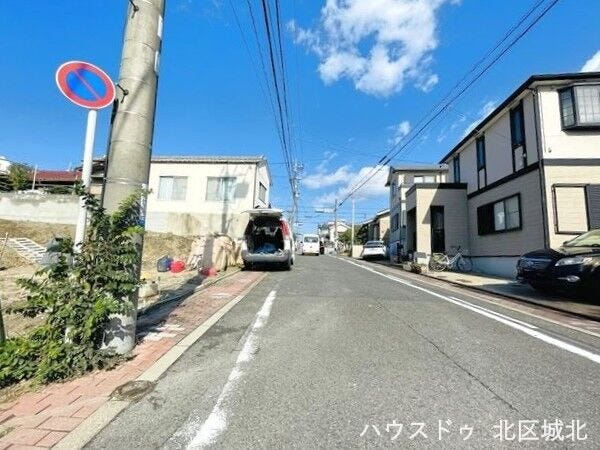 幅員約7.2mの側前面道路です。普通車が余裕を持ってすれ違うことの出来る道幅です。もちろん、大型車も余裕を持って通行出来ます。
