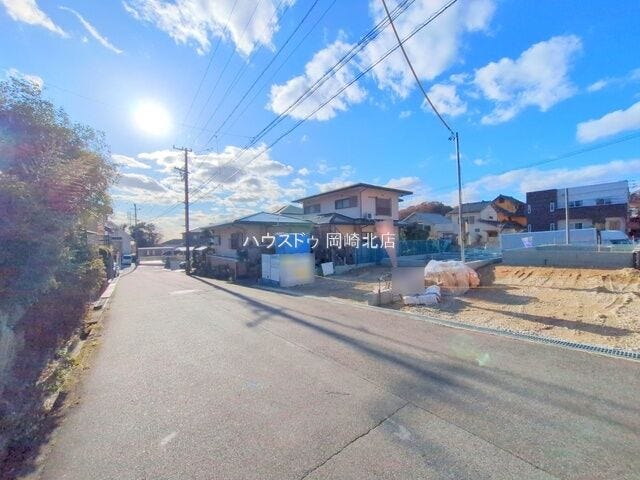 前面道路幅員約6mです。
対向車がきてもすれ違うことができるので、安心です。