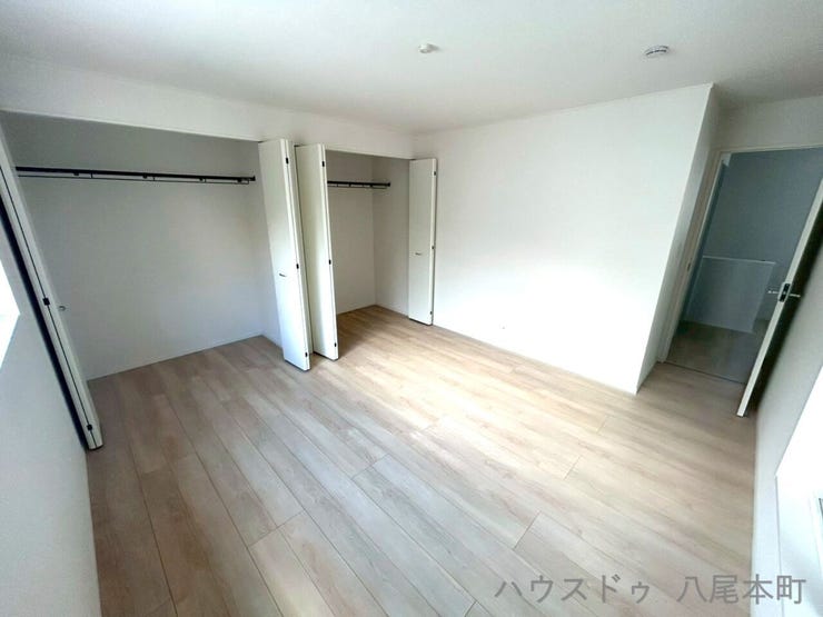 自然光がたっぷり入る洋室は、明るく快適な住空間。子ども部屋や寝室、書斎など、ライフスタイルに合わせて多用途に使えます。収納も充実しています。