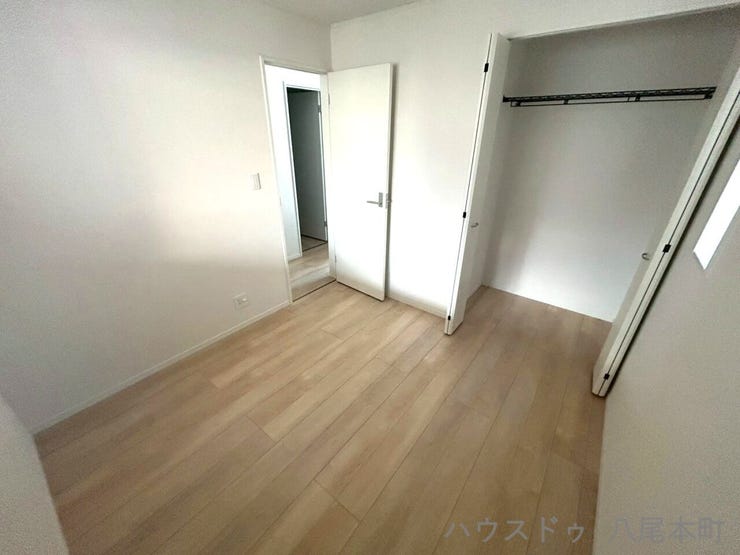 大きな窓から光が差し込む明るい洋室は、家族それぞれのプライベート空間として快適に過ごせます。子ども部屋や寝室、在宅ワーク用の書斎など、ライフスタイルに合わせた使い方が可能。