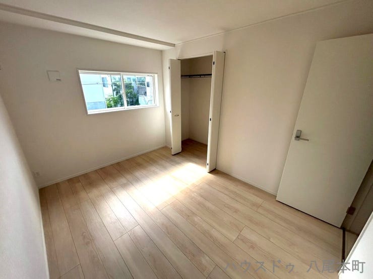 明るく開放的な洋室。子ども部屋や寝室など、多彩な使い方ができる空間です。