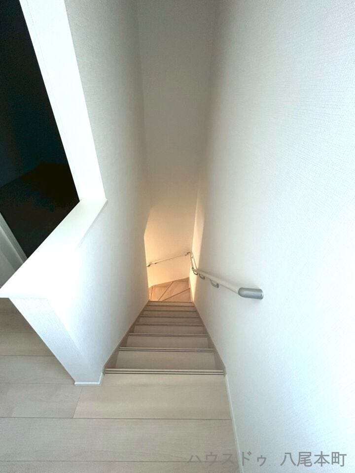 段差や幅に配慮した安心設計の階段。手すり付きでお子様やご年配の方も安全に昇降できます。採光窓から光が差し込む明るい空間です。