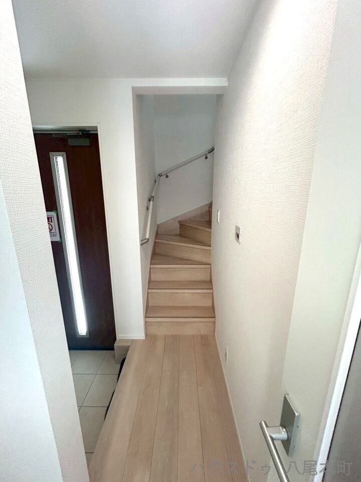 安全性に配慮した階段設計。手すり付きでお子様やご年配の方も安心です。