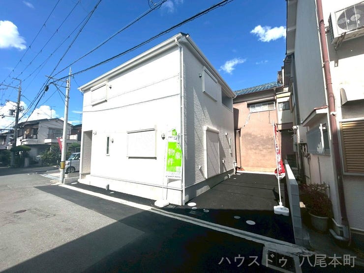 【外観】
スタイリッシュで温かみのある外観が魅力の“子育てグリーン住宅”。落ち着いた色調とシンプルで美しいフォルムが、街並みに調和しながらも上質な存在感を放ちます。