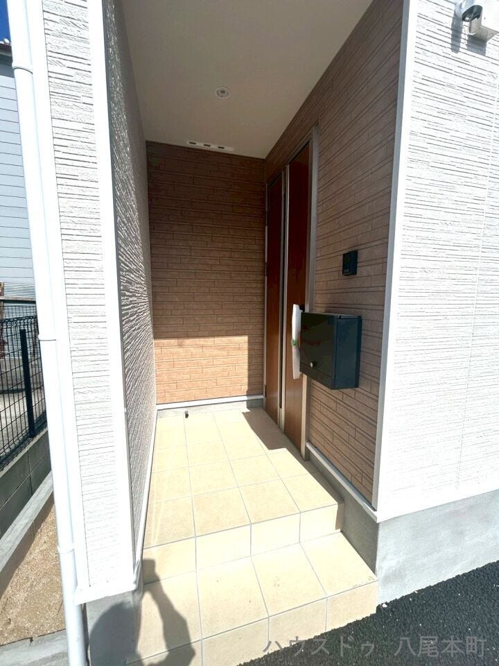 屋根付きの玄関で雨の日も濡れずに出入りできる安心設計。ベビーカーや荷物の出し入れもスムーズで、子育て世帯に嬉しい工夫が詰まった快適な住まいです。