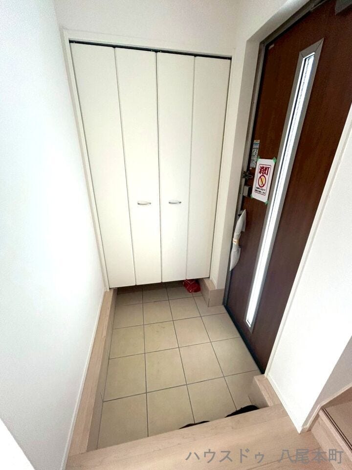 玄関まわりはゆとりのあるスペースで、ベビーカーや自転車の出し入れもラクラク。日常の使いやすさを考えた、家族思いの工夫が光ります。