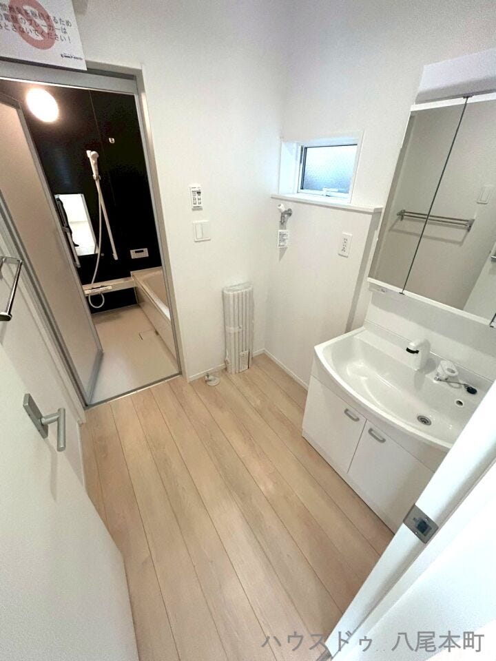 明るく清潔感のある洗面所は、家族みんなが気持ちよく使える快適空間。脱衣室と一体で家事動線もスムーズ。忙しい朝もゆとりを感じられる設計です。