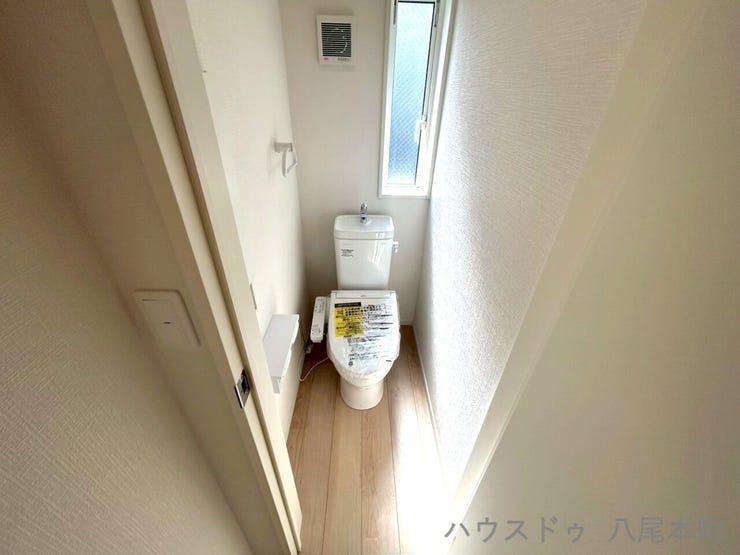 明るく清潔感のあるトイレは、落ち着いた雰囲気で快適に過ごせる空間。節水型仕様で家計にも優しく、日々の暮らしを快適にサポートします。