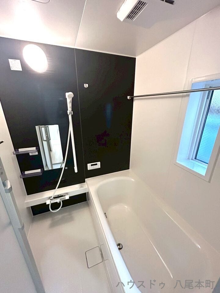 明るく清潔感のある浴室は、ゆったりとくつろげる癒しの空間。お子様との入浴も安心の広さで、毎日のバスタイムが楽しみになる快適設計です。