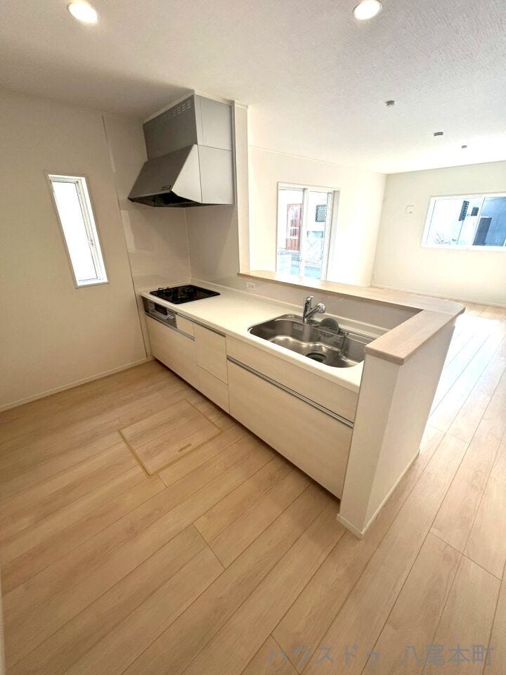 機能的で使いやすいキッチンは、家事動線に配慮した快適設計。リビングを見渡せる対面型で、料理中も家族との会話を楽しめます。